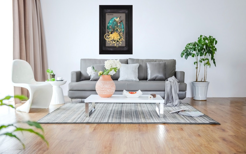 tranh uyên ương hồ điệp treo ở phòng khách