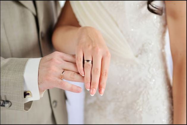 cách đeo nhẫn cưới