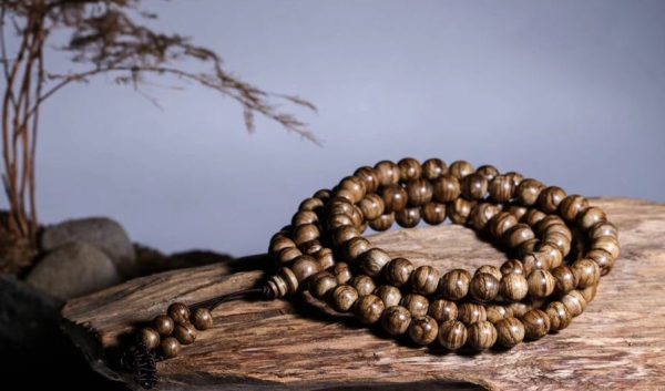 cách phân biệt vòng trầm hương thật giả